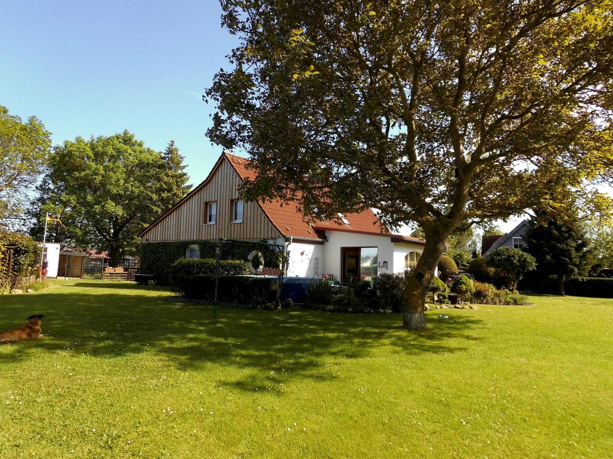 Bungalow Und Ferienwohnung Auf Ruegen Kluis エクステリア 写真